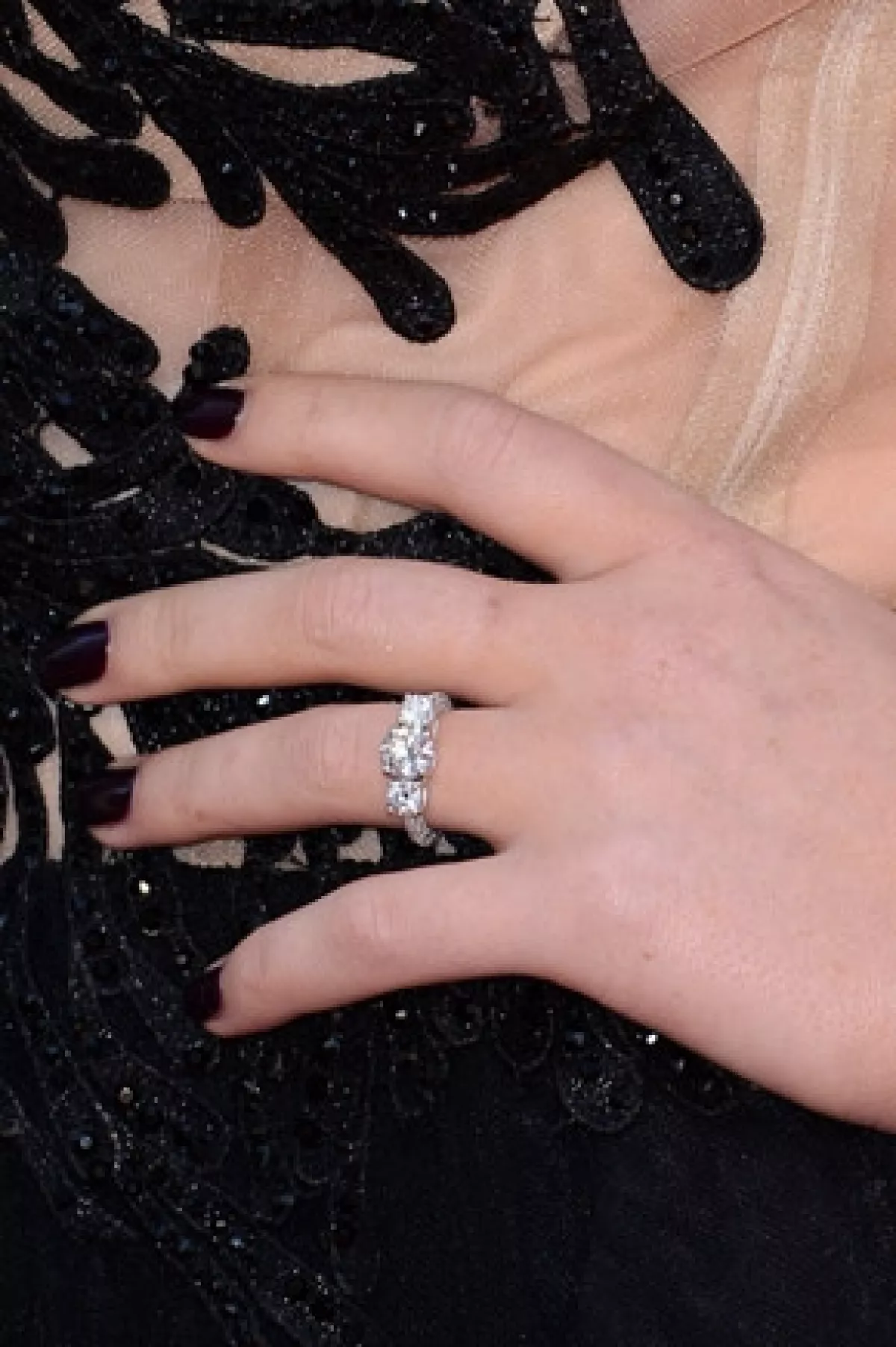 Perrie uso este anillo ayer en la alfombraroja de la película de One Direction.