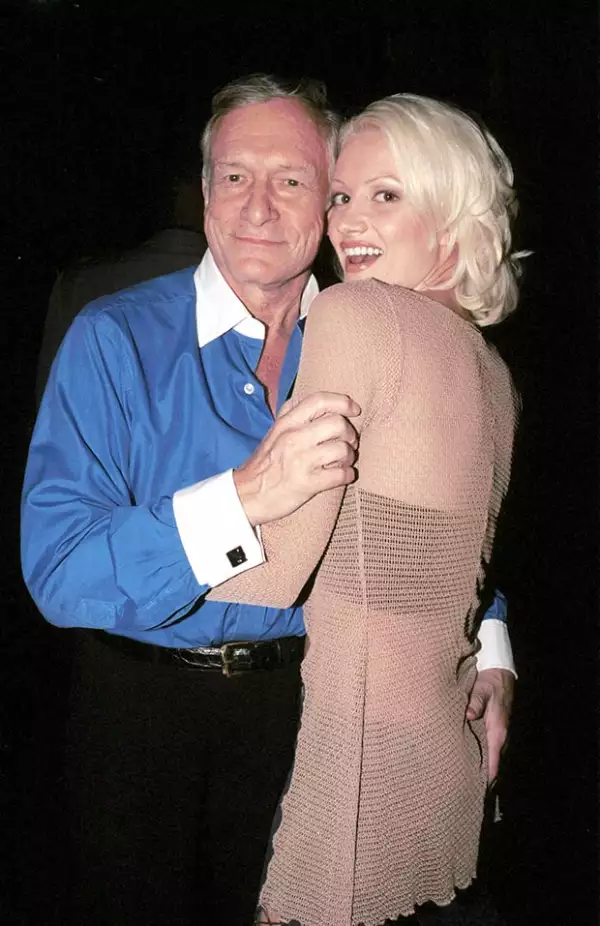 Holly con Hugh Hefner, en una fotografía tomada en sus primeras años como playmate.