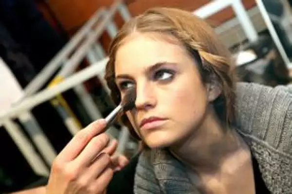 Debes poner especial cuidado en tu piel, la cual ha sufrido durante el otoño y el invierno no sólo por el frío, sino por los cambios bruscos de temperatura.