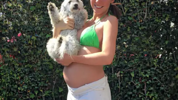 La actriz no está en la playa, pero aprovechó el domingo soleado para ponerse un bikini y bañar a sus perritas en el jardín con la ayuda de su novio, Marcus Ornellas.