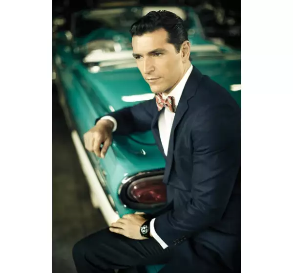 MODA: Saco Brooks Brothers / Pantalón de lana Salvatore Ferragamo / Moño Brooks Brothers / Reloj Bomberg / Cinturón Salvatore Ferragamo / Zapatos Louis Vuitton / Automóvil: Fair Lane 1958