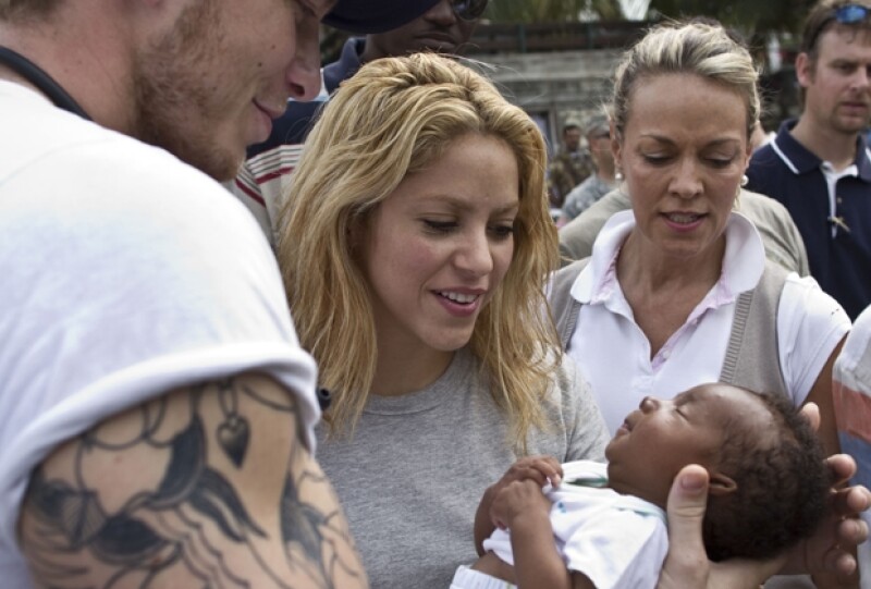 La cantante llegó acompañada de la presidenta de Pies Descalzos y fueron recibidas en el campamento por el actor Sean Penn, que encabeza la fundación Jenkins-Penn Haitian Relief Organization.