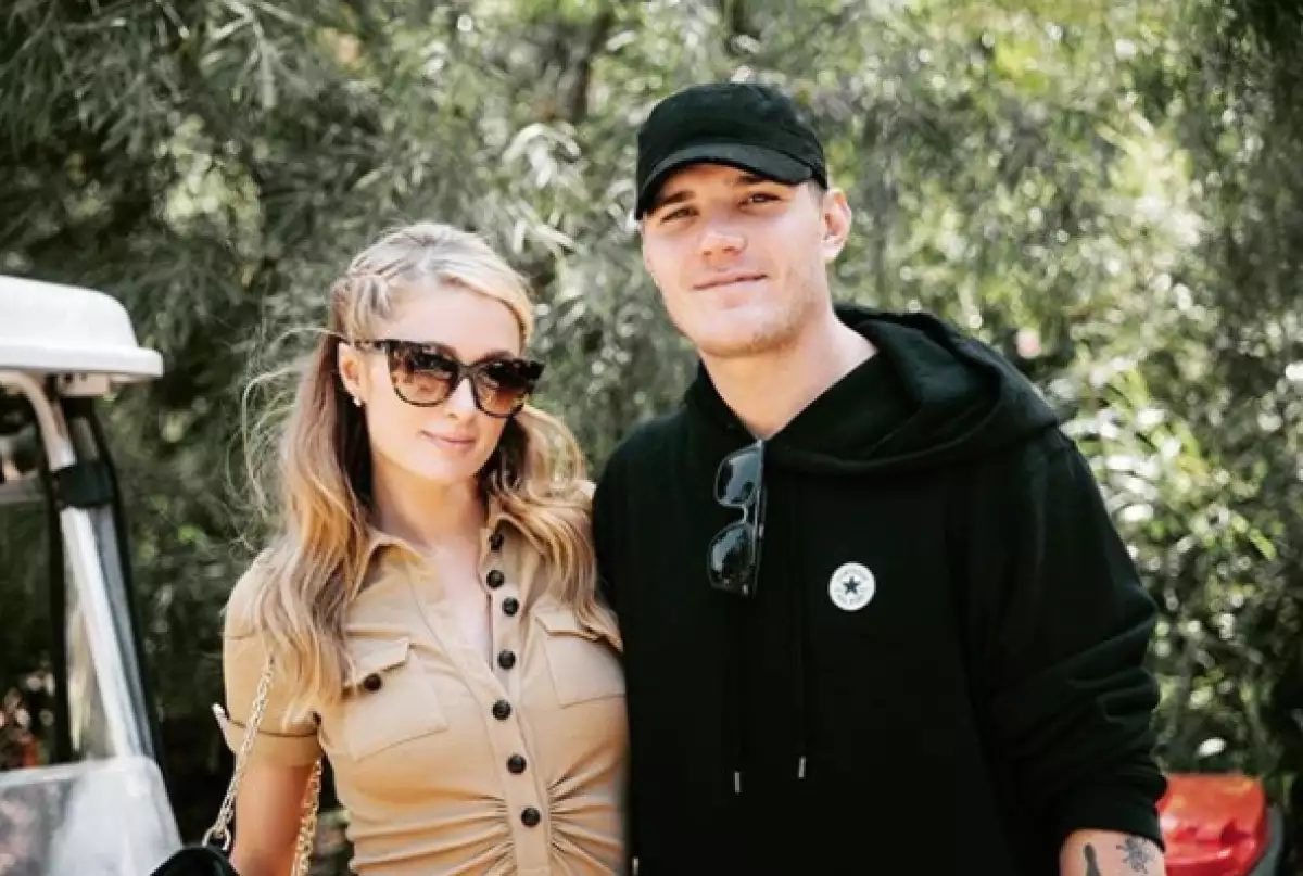 Chris Zylka y Paris Hilton