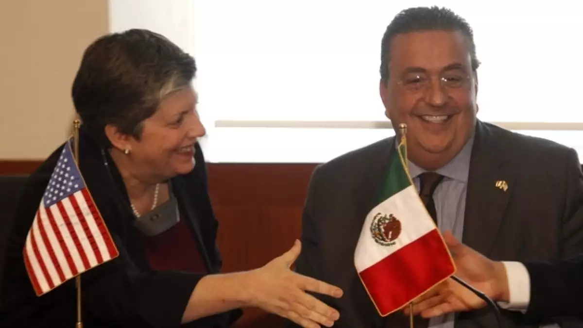La secretaria Napolitano al lado del secretario de Gobernación de México, Fernando Gómez Mont, en la reunión del martes