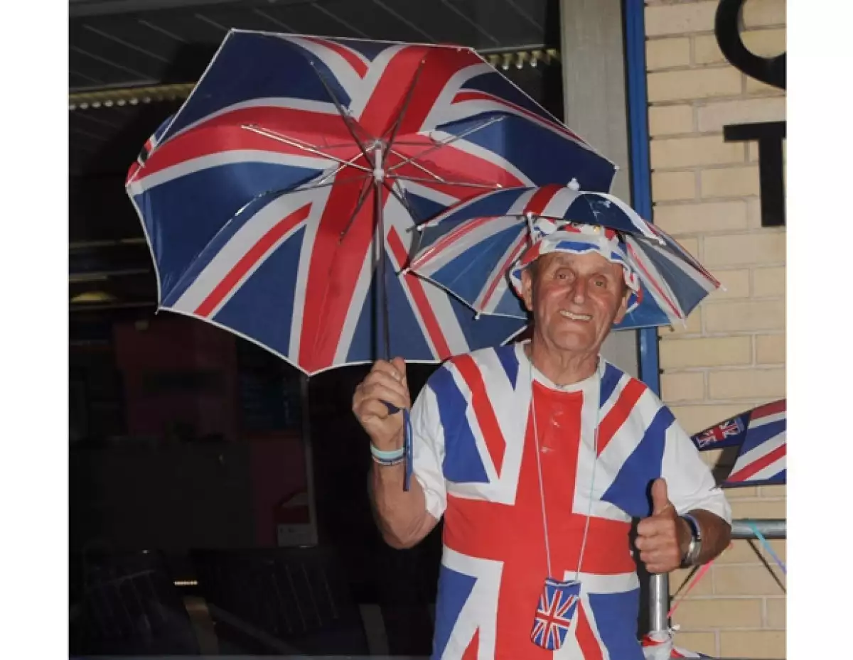 Terry Hutt, antiguo militar, lleva días vestido con la bandera británica pues asegura, es seguidor de la familia real.