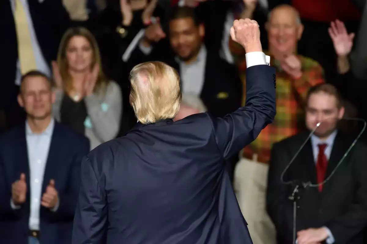 Trump espaldas