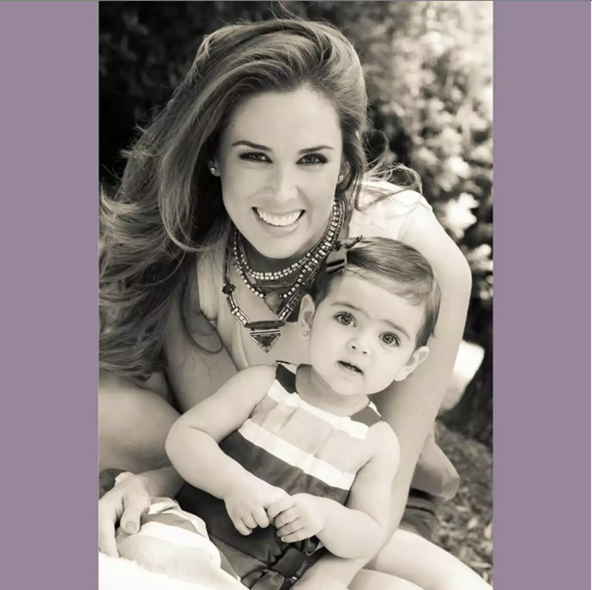 La hija menor de Jacky Bracamontes y Martín Fuentes celebra su primer año de edad y sus papás comparten tiernos mensajes para celebrarla.
