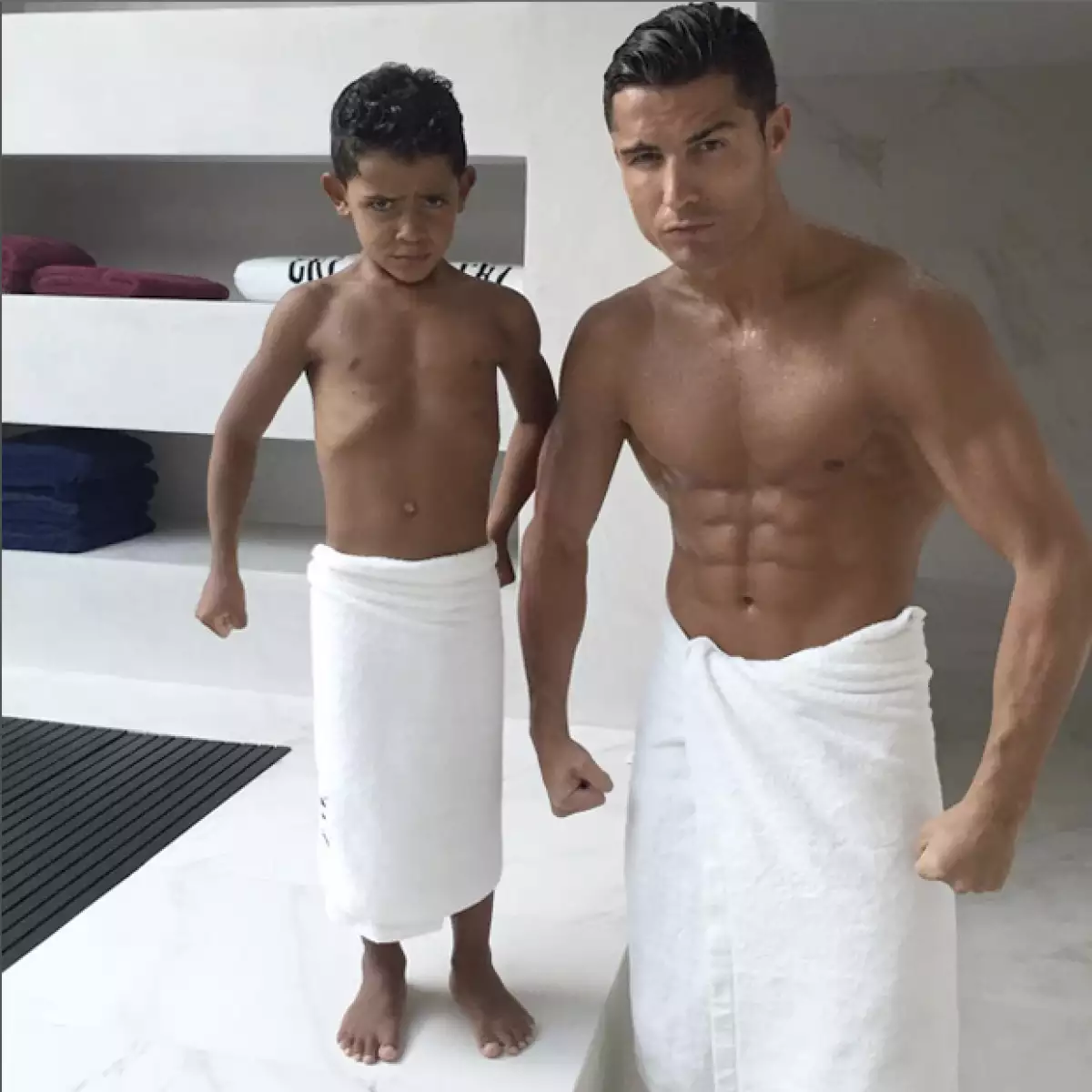 El mini-me de la estrella del fútbol posa de la misma manera que su padre y él mismo lo describe como &#39Like father like son&#39.