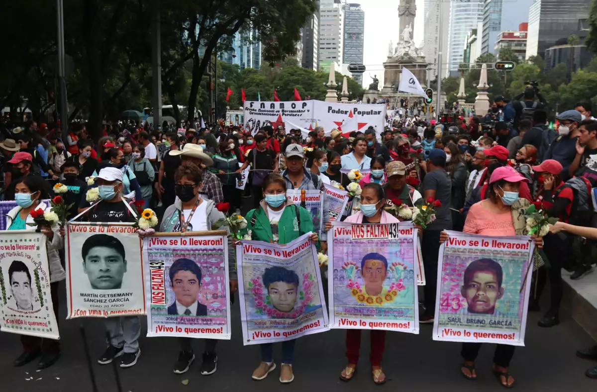 Inicia la marcha a 8 años de la desaparición de  normalistas en ayotzinapa encabeza sus padres.