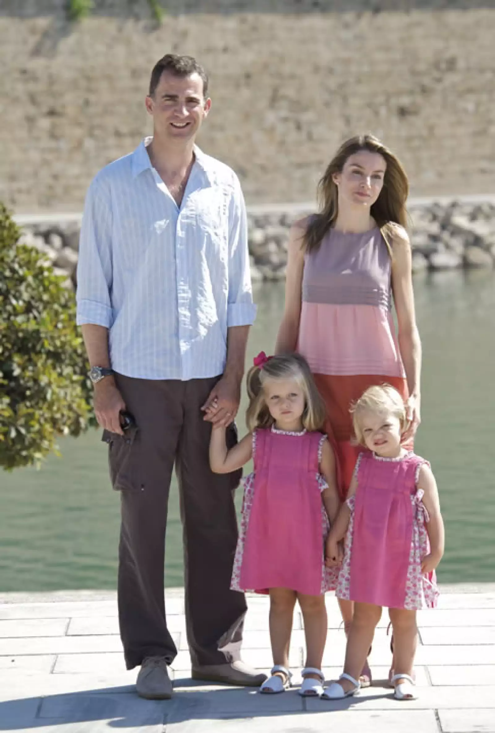 La princesa de Asturias y su hermanita Sofía  vestidas a juego durante sus vacaciones.