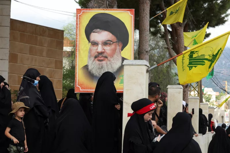 Se ve una imagen del líder de Hezbolá, Hassan Nasrallah, durante el funeral del miembro de Hezbolá, Ali Mohamed Chalbi, después de que las radios de mano y los buscapersonas utilizados por Hezbolá explotaran en todo el Líbano, en Kfar Melki, Líbano, el 19 de septiembre de 2024.