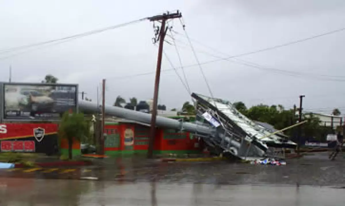 Los daños en infraestructura como postes y cableado podrían evitar que algunos hogares no tengan servicio, dijo Telmex. (Foto: Reuters)