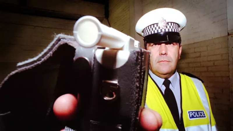 un policia con un alcoholimetro