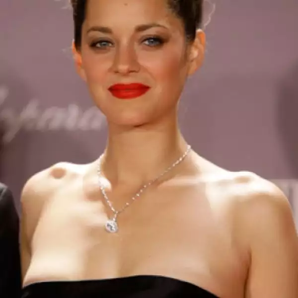 La francesa Marion Cottillard se suma a la moda de los labios extra rojos, sin duda llama la atención.