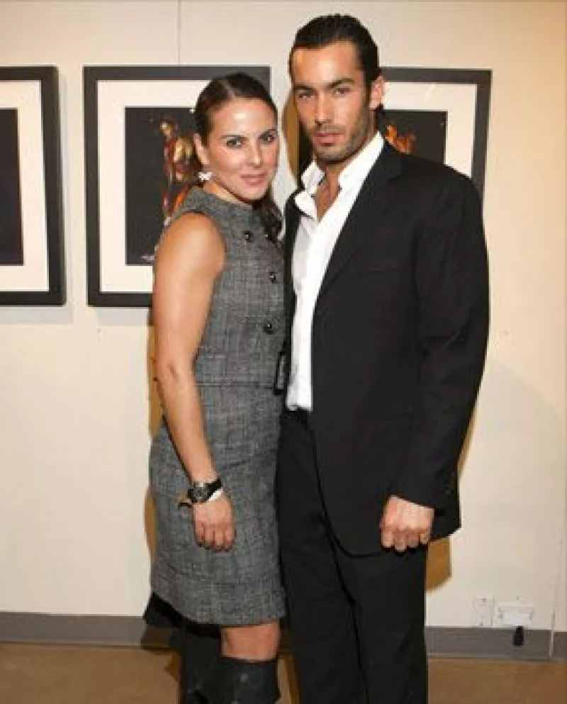 El actor descalificó los rumores de que terminó con su novia Kate del Castillo, porque supuestamente fue descubierto con otra mujer en su departamento.