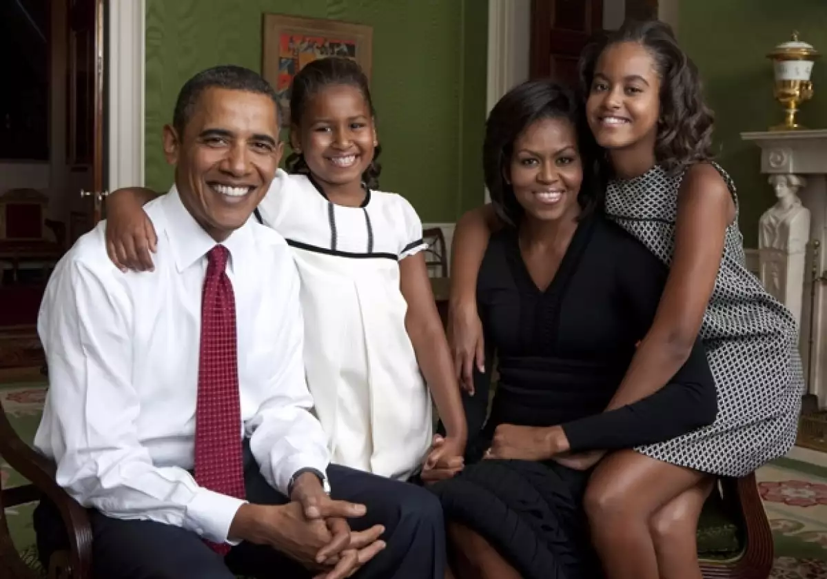 "Las niñas no ven televisión durante la semana", dijo el presidente de Estados Unidos, quien aseguró que eso ayuda a que las niñas tengan mejores calificaciones.