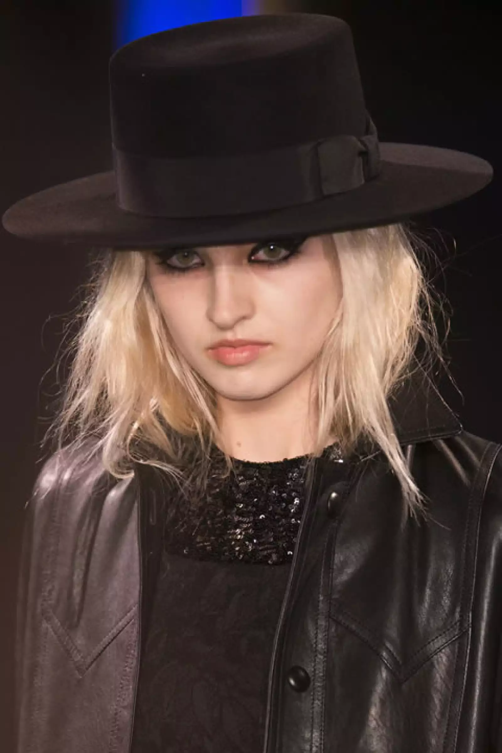 También puedes optar por un look más formal y usar el sombrero estilo Boater Rocker para salir. Este de Saint Laurent es una excelente opción.