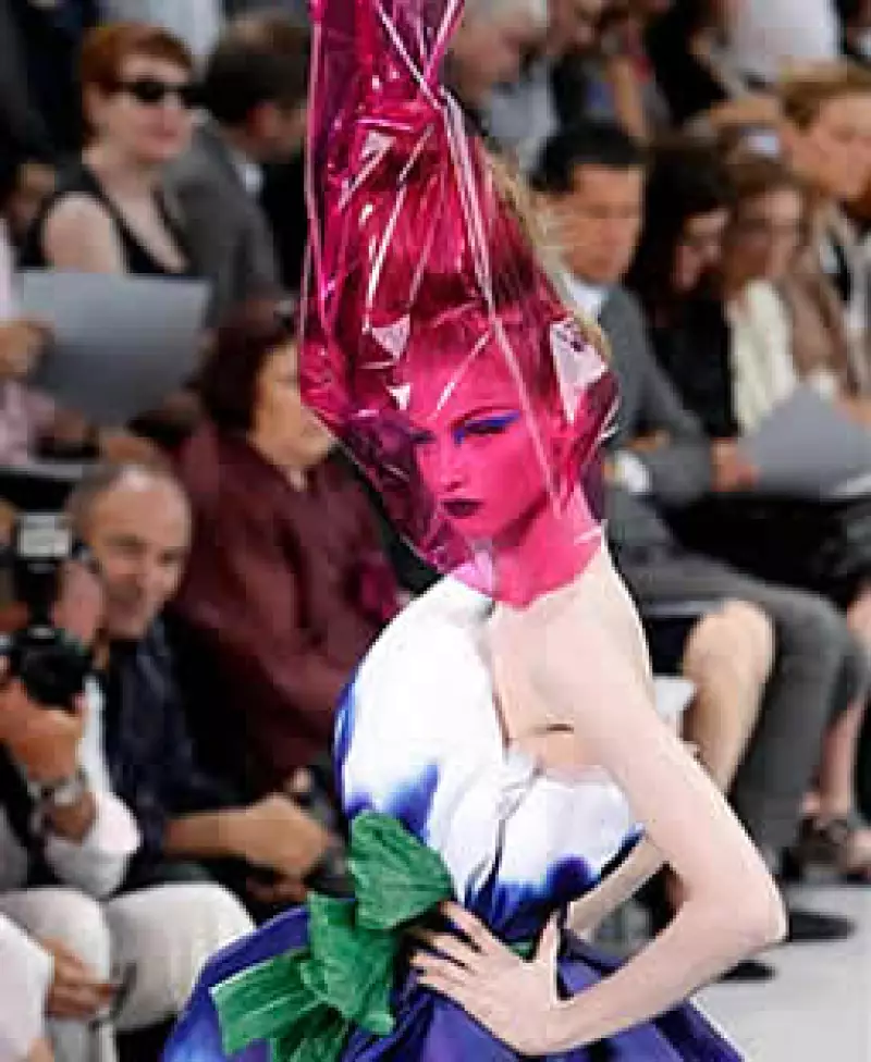 Una modelo exhibe una creación del diseñador británico John Galliano de la colección otoño-invierno 2010-2011 de la casa Cristian Dior. (Foto: AP)