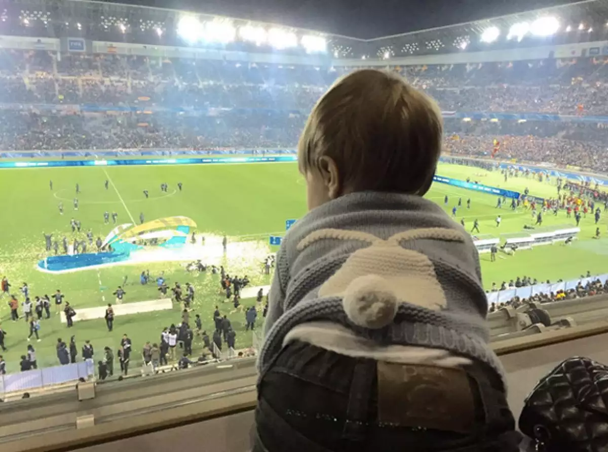 El pequeño Sasha viendo como juega papá.