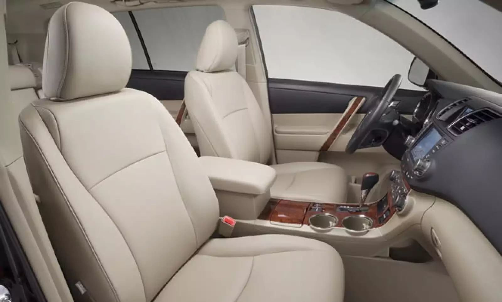 En el interior del vehículo, el sistema de audio presenta una nueva carátula e incluirá entrada USB para las versiones Premium y Limited 4WD.