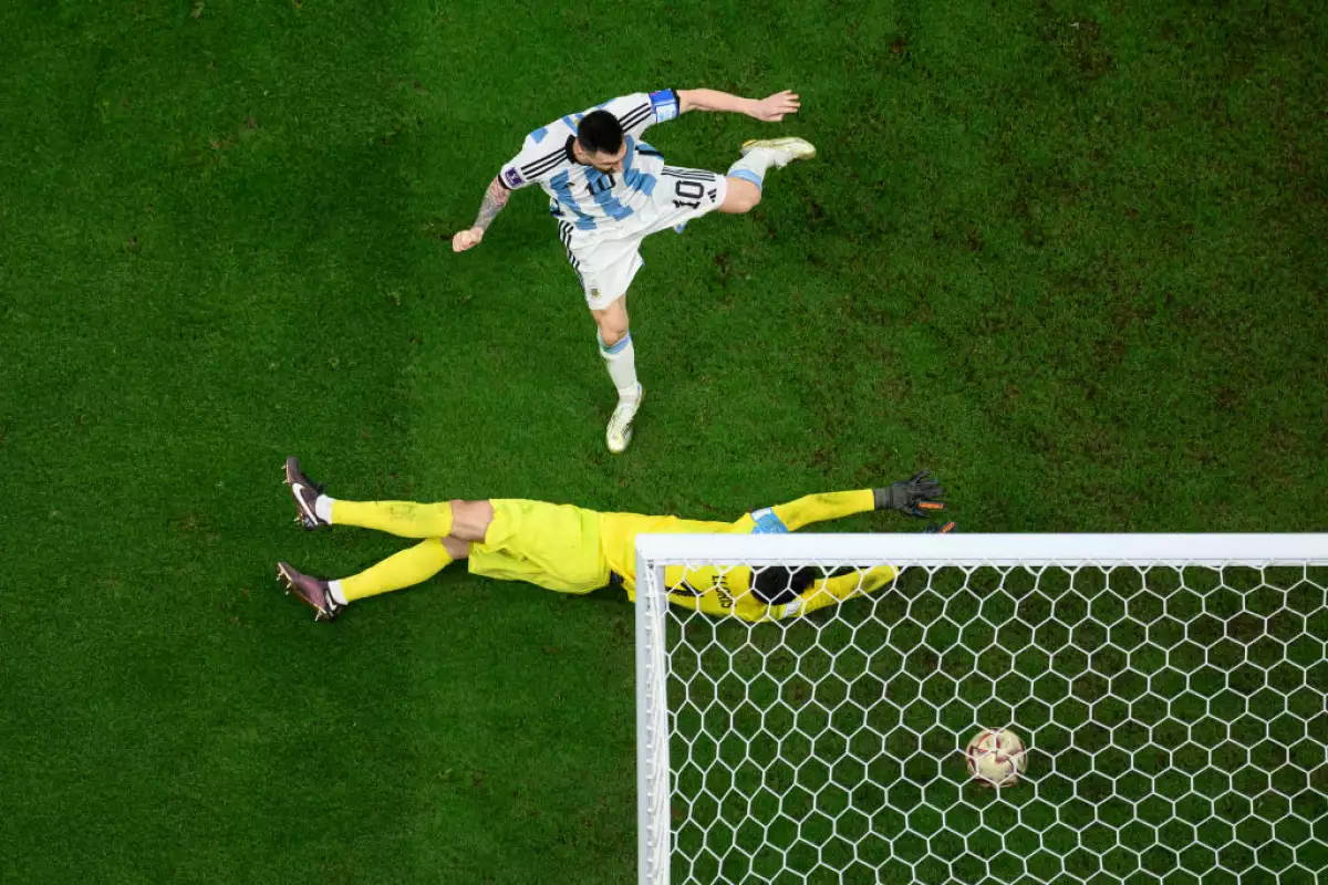 Foto aérea de Lionel Messi anotando un gol contra Francia en el mundial de Qatar 2022.