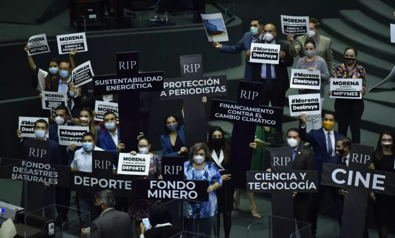 Integrantes del grupo parlamentario del PAN protestaron en contra de la aprobación del dictamen que busca la eliminación de 109 fideicomisos, ésto mientras se desarrolla la sesión ordinaria de la Cámara de Diputados.