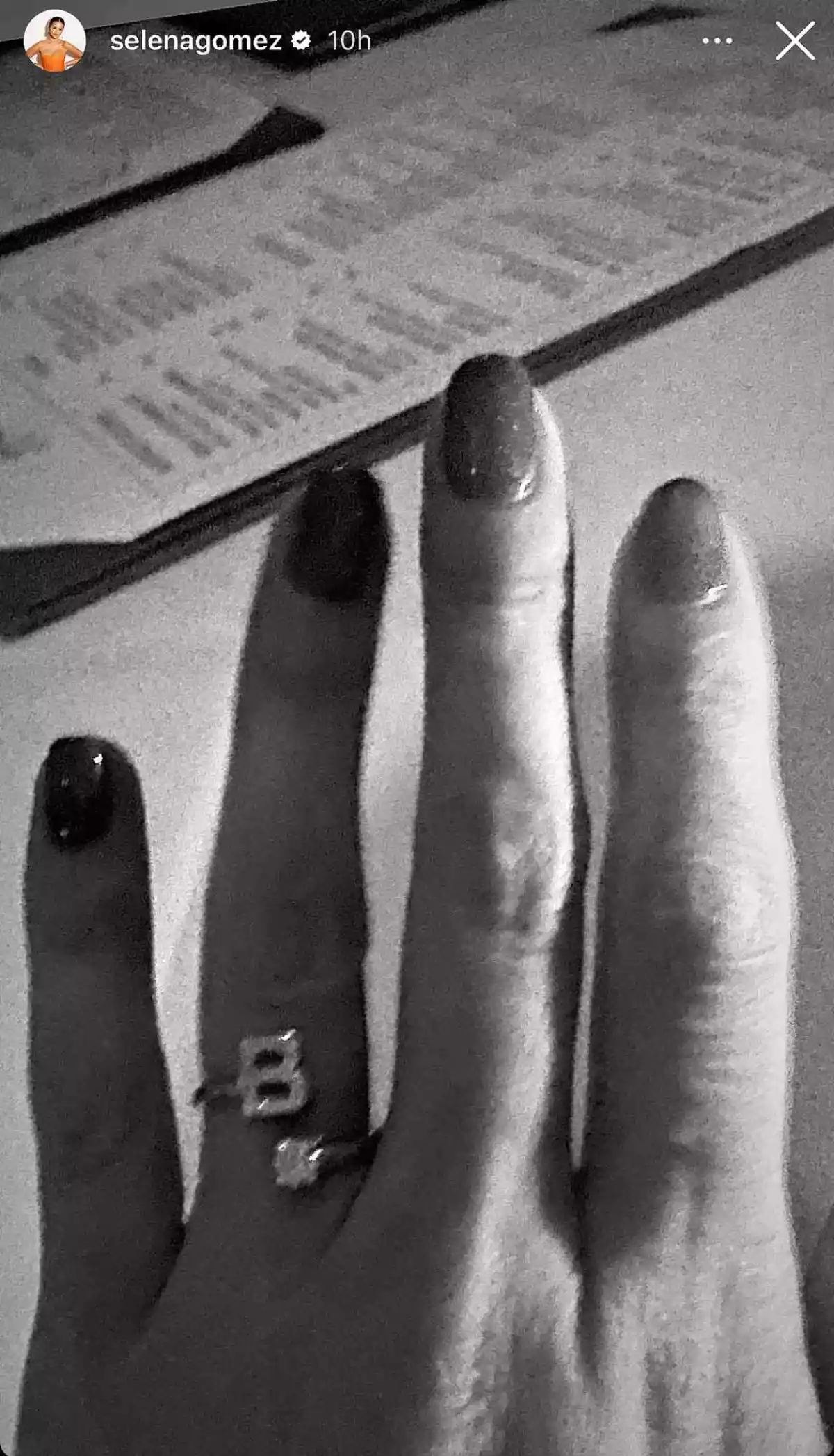 Selena Gomez presume su anillo de diamantes inspirado en Benny Blanco. 