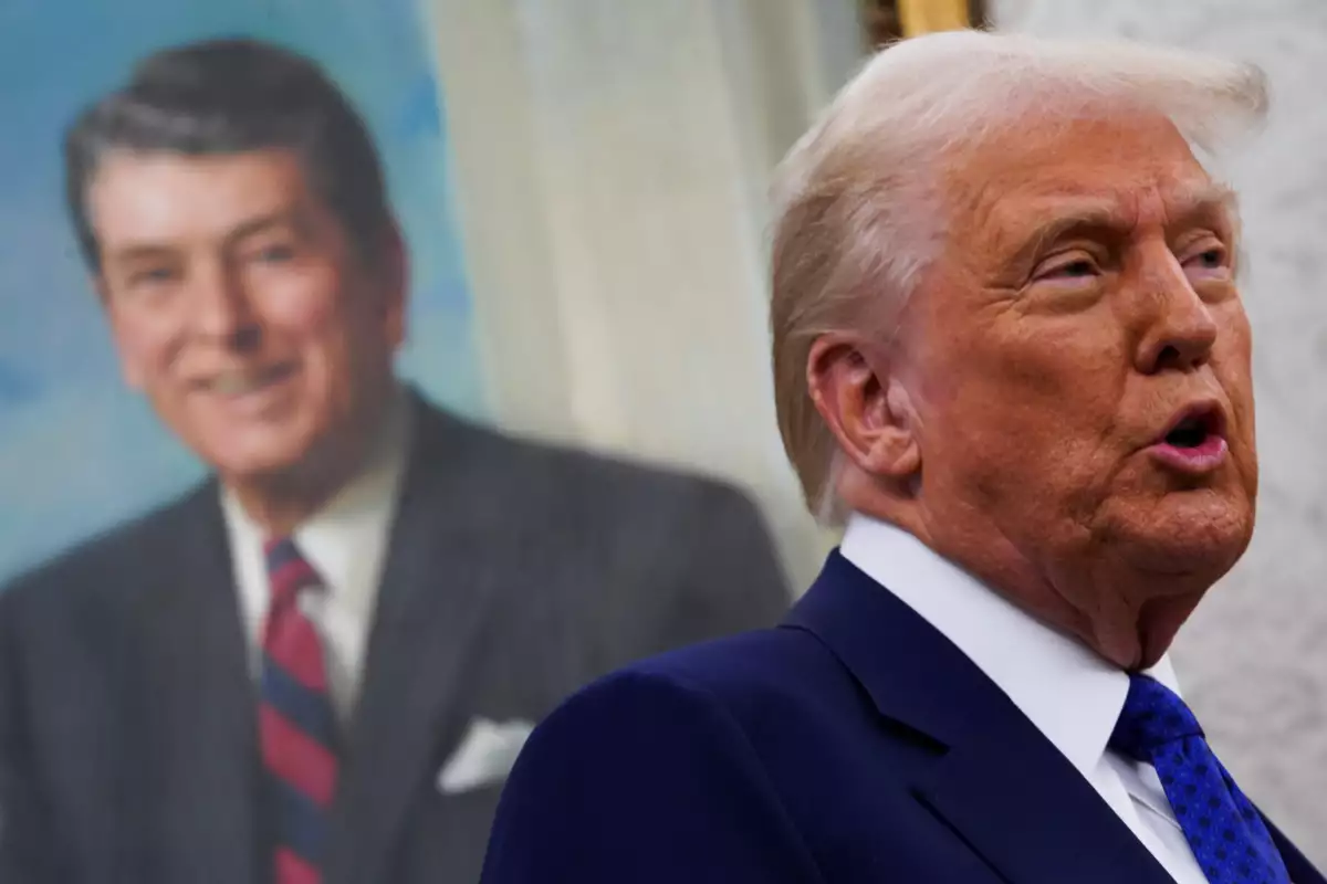 El presidente de los Estados Unidos, Donald Trump, habla en la Oficina Oval, durante la ceremonia para jurar a Tulsi Gabbard como Directora de Inteligencia Nacional, en la Casa Blanca en Washington, D.C., EE. UU., el 12 de febrero de 2025.