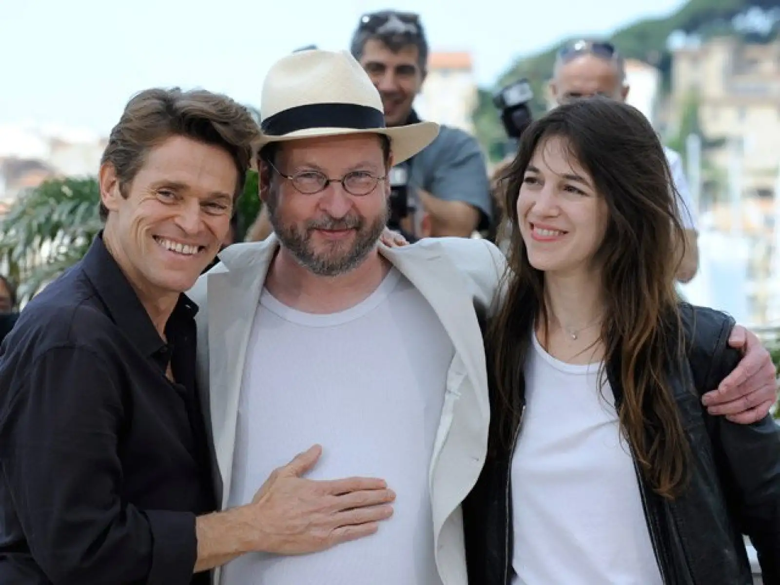 El actor Willem Dafoe, el director danés Lars Von Trier y la actriz francesa Charlotte Gainsbourg durante la rueda de prensa de la controversial cinta "Antichrist".