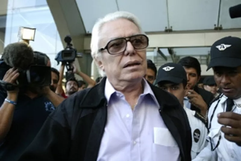 Enrique Guzmán, padre de la cantante, habló ayer con la prensa y dijo que lo primero que dijo su hija al despertar tras la operación fue "paz y amor".