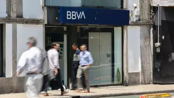 Las bancos ganan menos dinero: sus utilidades caen por primera vez en cinco años y los intereses son clave 
