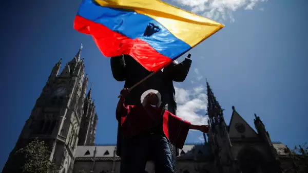 Un hombre indígena agita una bandera de Ecuador durante una protesta antigubernamental en Quito, Ecuador. 