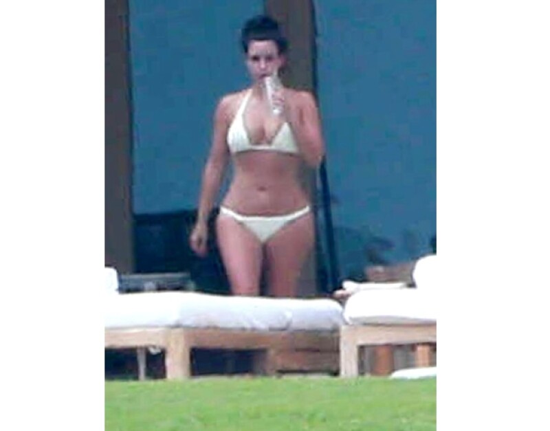 Kim Kardashian lució sus curvas en un sexy bikini blanco.