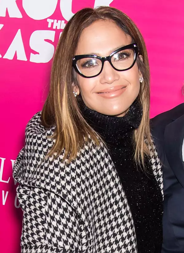 Jennifer Lopez lucio lentes cat eye, en un estilo mucho más sofisticado a lo que nos tiene acostumbrados.