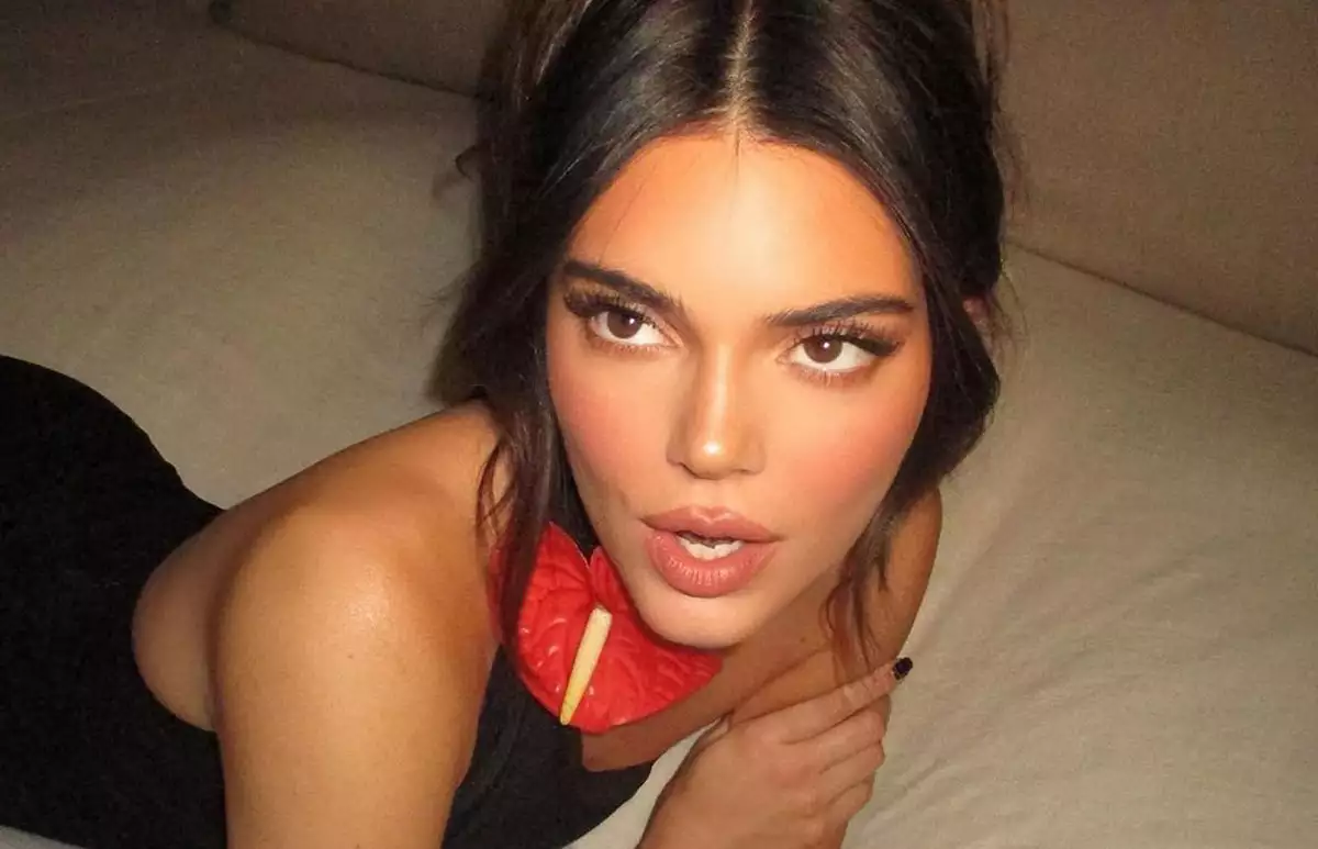 MARY PHILIPS-MAKEUP-MAQUILLAJE-CONTOUR-ESCULPIR-PIEL-COMPLEXION-KENDALL JENNER-HAILEY BIEBER-TECNICA-BASE.jpg