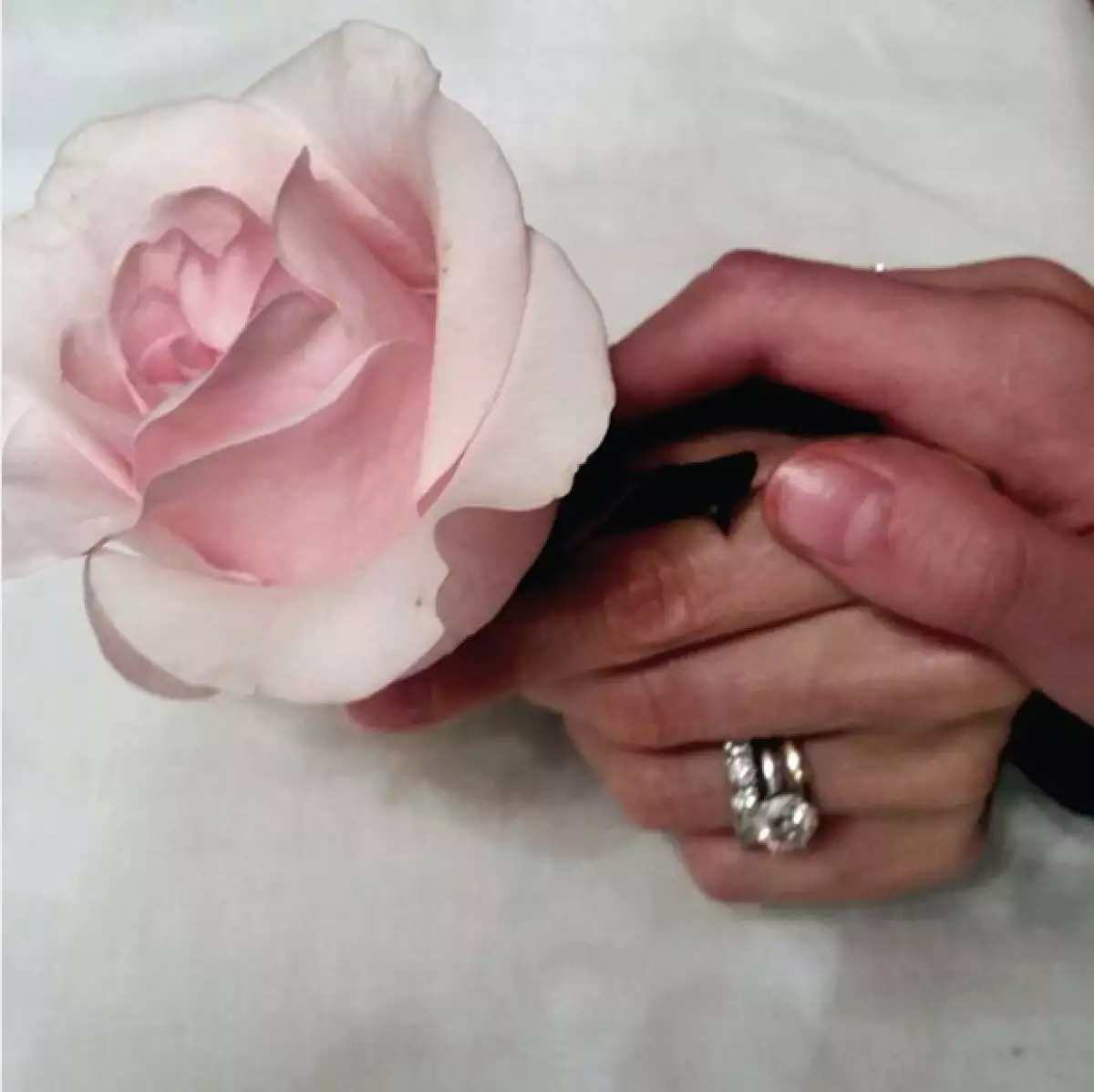 La actriz usó su cuenta de Instagram para desmentir que su pequeña se encuentre lejos y no esté apoyándola en tan difícil momento.