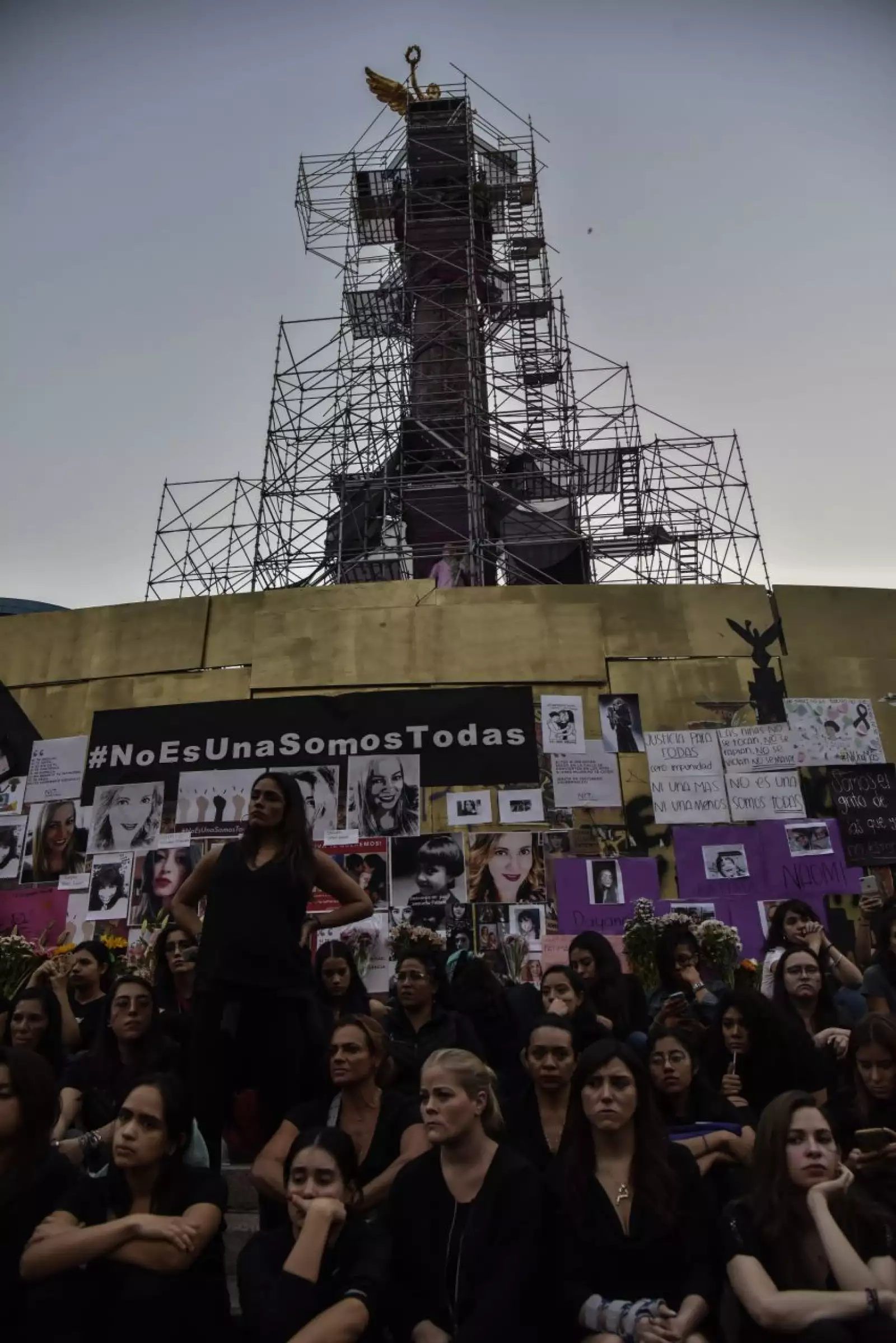 Con flores, velas y fotografías, mujeres rindieron homenaje a víctimas de feminicidio