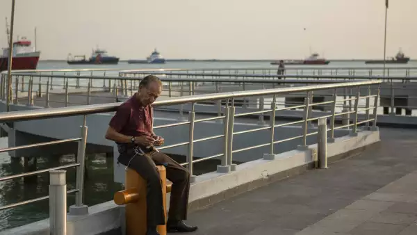 Las grandes embarcaciones apenas requieren de personal para mantenerse a flote, dejando a muchos trabajadores en tierra, esperando una oportunidad.
