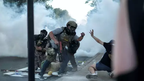 Un agente del orden se enfrenta a un manifestante, mientras otro es detenido, durante un enfrentamiento con el Servicio de Inmigración y Control de Aduanas de Estados Unidos (ICE) y agentes federales en el barrio de Little Village de Chicago, Illinois, EE. UU., el 4 de octubre de 2025.