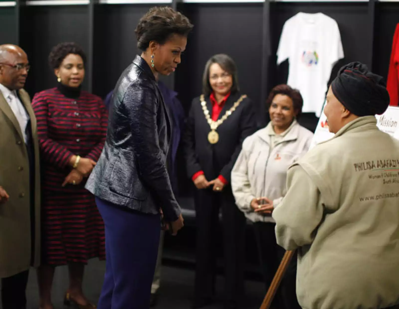 Michelle Obama puso atención a todo lo que le mostraron.