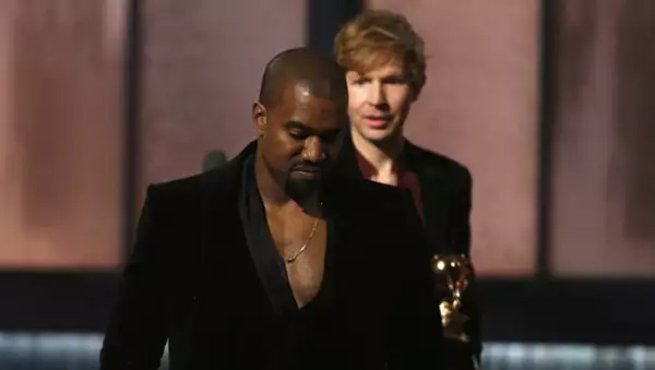 Kanye dejó mucho qué desear y fue muy criticado por la forma en que casi interrumpe al cantante en el discurso de aceptación de su premio.