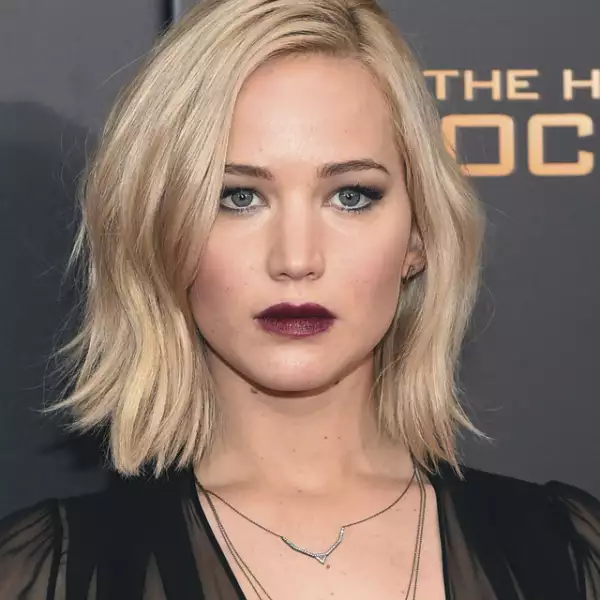 Jennifer Lawrence causó sensación luciendo su nuevo short bob en la premiere de `Hunger Games: Mockingjay Part 2´ en NY. Junto con labios oscuros y un smokey eye ligero, definitivamente acertó.