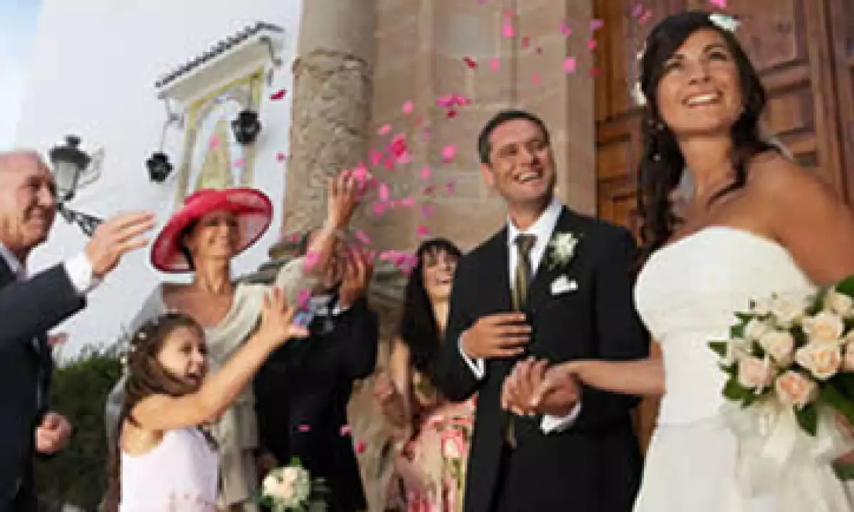 La pareja puede pedir a los invitados que en lugar de regalos le den el dinero de lo que gastarían en ellos para ayudar financiar la boda. (Foto: Archivo)