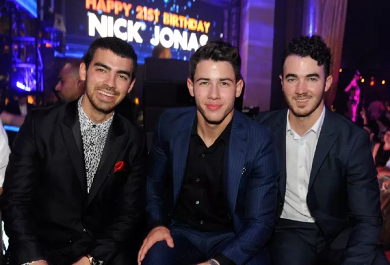 Mediante su representante Jesse Derris, los hermanos Kevin, Joe y Nick han decidido hacer pública su desintegración, aunque no aseguran que sea para siempre.