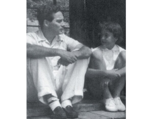El poeta con su hija, en Tokio en 1952. `De niña jugábamos mucho´, recuerda Helena.