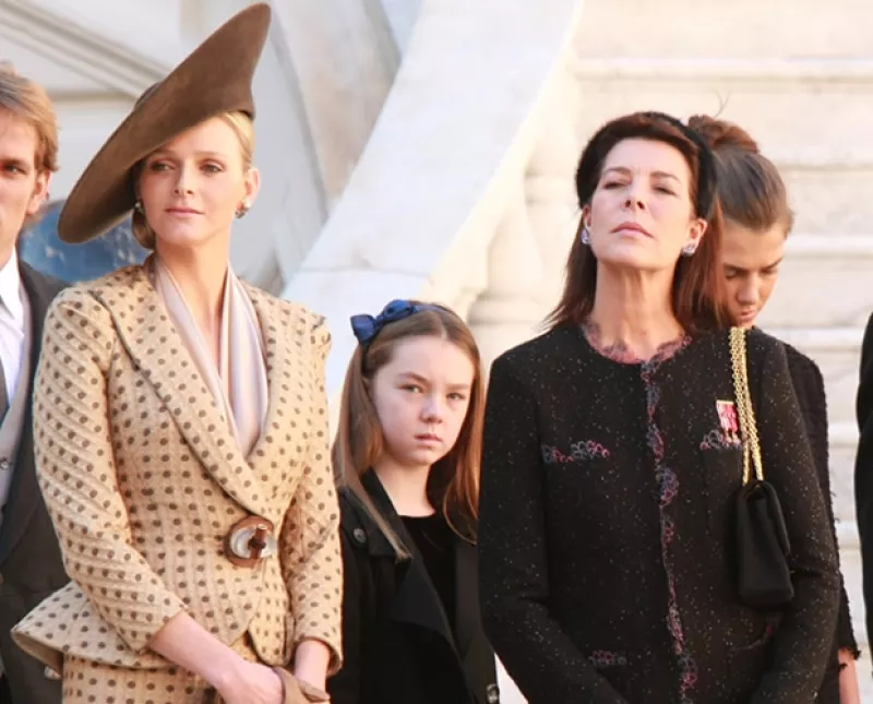 Se dice que la familia Grimaldi pasa por una crisis pues Carolina de Mónaco y la princesa Charlene no se llevan bien. El príncipe Alberto, hermano y esposo respectivamente, ha hablado con las dos.