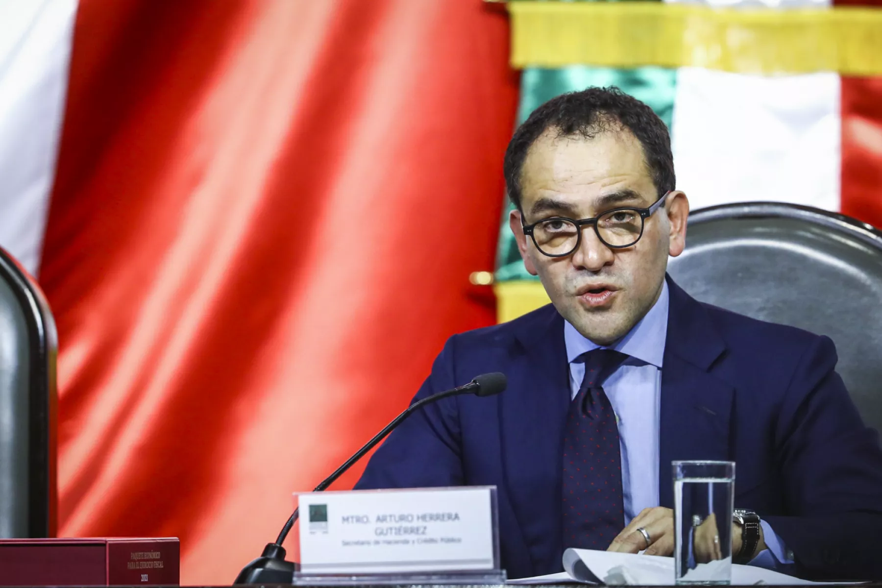 El secretario de Hacienda Arturo Herrera entregó a Dulce María Sauri, presidenta de la mesa directiva de la Cámara de Diputados, el Paquete Económico para el Ejercicio Fiscal 2021.