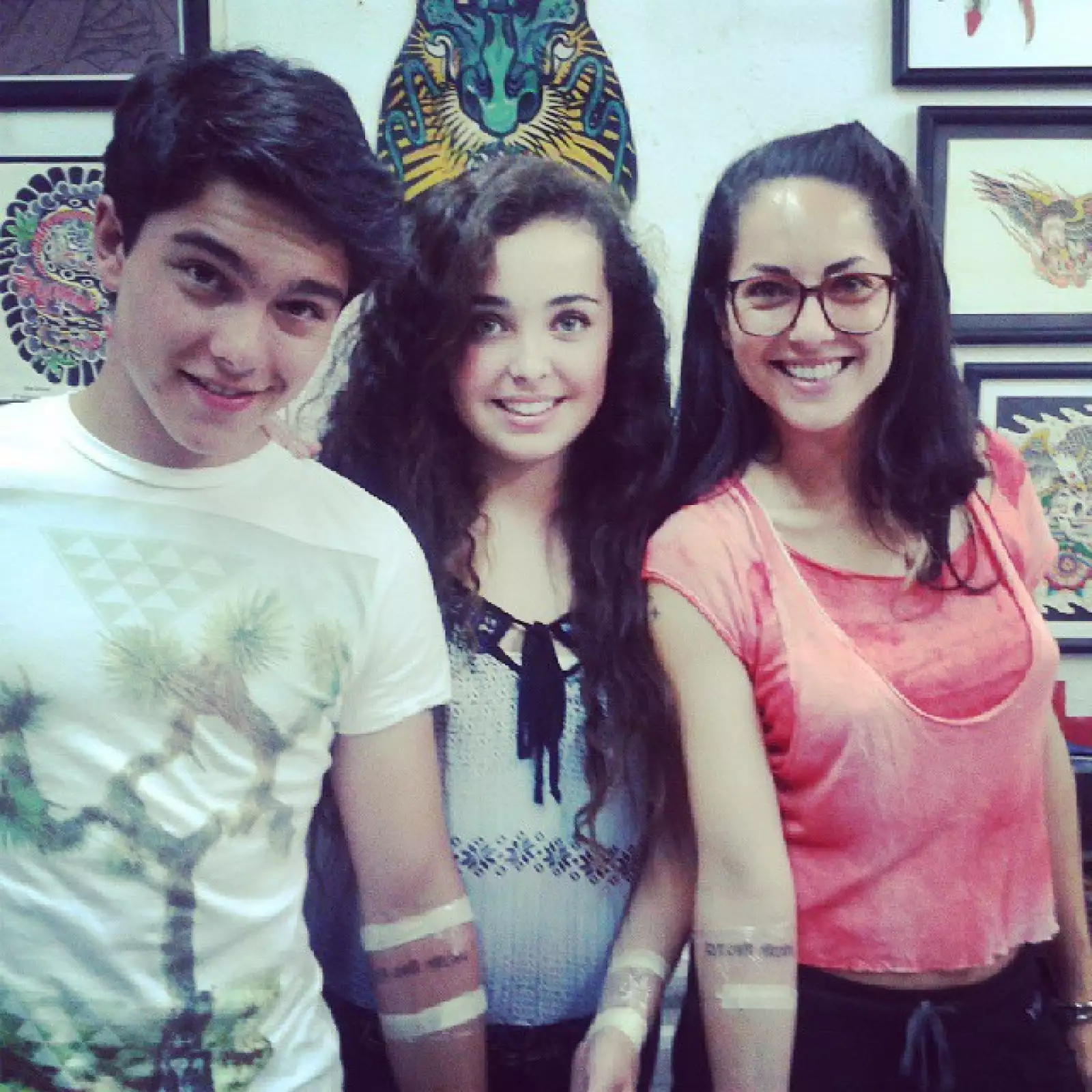 Al parecer Andrea se lleva súper con Bárbara. Acudieron los tres juntos a tatuarse.