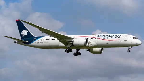 Un avión de Aerómexico sobrevolando el país. 