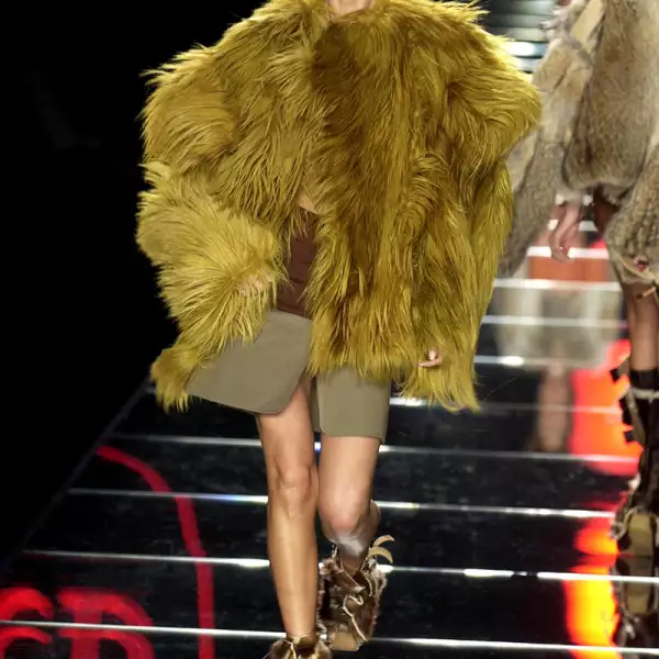 CHRISTIAN DIOR FASHION SHOW AUTUMN / WINTER 2002 / 2003, PARIS, FRANCE - MAR 2002